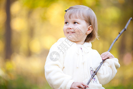 秋天森林上有根棍子的美丽的小女孩压痛橙子叶子孩子女孩微笑季节快乐女性幸福图片