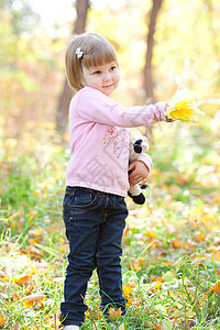 秋天森林上美丽的小姑娘乐趣女孩女儿孩子童年季节女性快乐喜悦红色图片