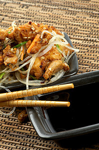 照烧鸡肉照烧芝麻酱油洋葱蔬菜健康饮食筷子午餐饮食草席图片