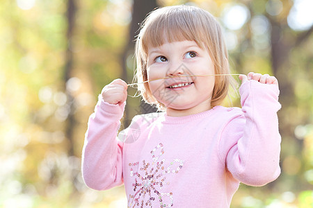 秋天森林上美丽的小姑娘季节童年黄色幸福孩子喜悦压痛公园女孩红色图片