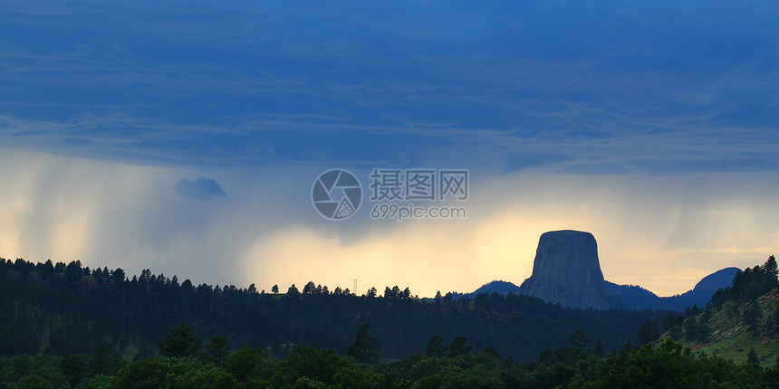 魔鬼塔国家遗迹公园绿地阳光风景旅行岩石太阳纪念碑天空风暴图片