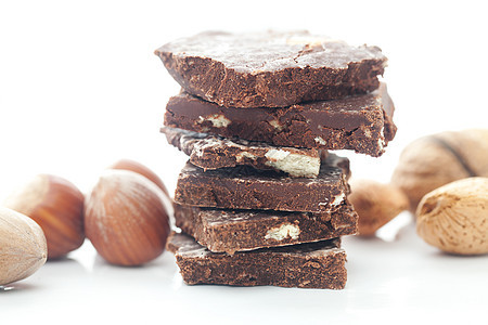 以白色隔开的巧克力堆叠正方形诱惑活力小吃甜点可可宏观营养坚果糖果图片