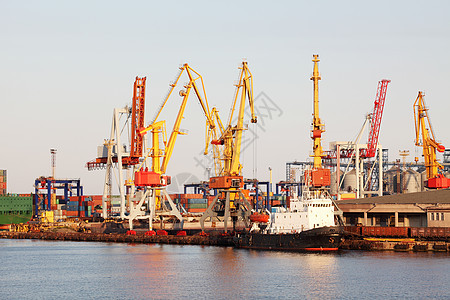 乌克兰敖德萨海港贸易货物天空船运运输加载航行商业航海仓库图片