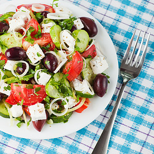 希腊沙拉白色黄瓜香菜叶子营养红色餐厅绿色桌子美食图片