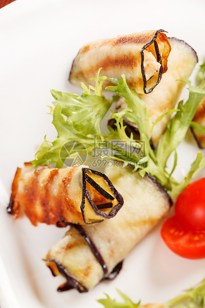 配有干酪的鸡蛋茄卷蔬菜食物绿色派对季节性午餐服务小吃盘子健康图片