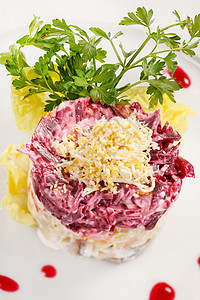 俄罗斯草沙拉萝卜蔬菜叶子美食鞑靼土豆柠檬酒吧盘子桌子背景图片