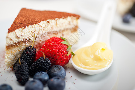 甜点加浆果和奶油美食小吃蛋糕水果咖啡盘子巧克力宏观粉末图层图片