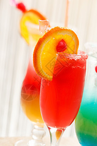酒吧里鸡尾酒稻草水果薄荷绿色饮料橙子玻璃柠檬红色液体图片