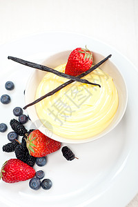 奶油奶油和浆果奶制品餐厅盘子糕点小吃厨房牛奶漩涡蛋黄甜点图片