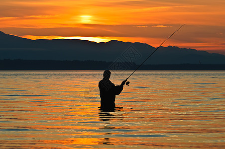 日落时有钓鱼杆的渔夫的轮廓海岸线垂钓者缫丝数字退休运动娱乐爱好铸件投掷图片
