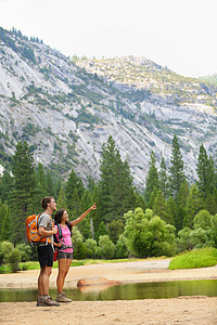 在约塞米特山上徒步远足女士成年人山脉国家男人背包男性旅行朋友们远足者图片