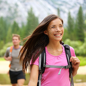 登山妇女快乐地徒步旅行图片