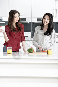 两个朋友在准备食物橙子成人蔬菜房子乐趣女性烹饪厨房女孩单位图片