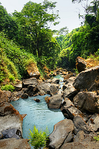 热带森林中的缺水绿洲巨石旅行公园原始森林绿色植物群植物破坏旅游图片