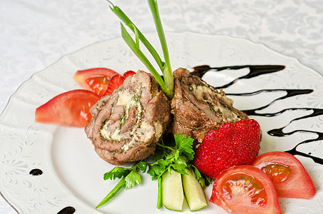 配蔬菜的猪肉卷食物沙拉用餐餐厅小吃盘子面包牛扒鱼片美食图片