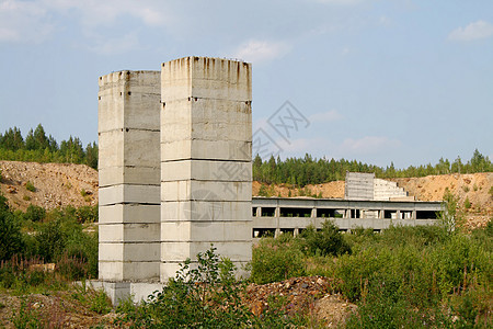 混凝土建筑天空碎片灌木丛蓝色树木石头柱子倾倒废墟绿色图片