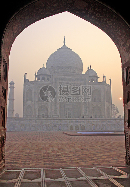 印度北方邦阿格拉 日出Taj Mahal阴霾天空尖塔薄雾遗产框架寺庙粉色拱门建筑学图片