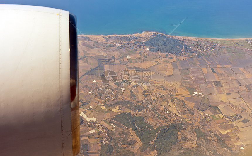 查看飞机的左舷洞飞行天气蓝色海浪天空航班城市地球高度地平线图片