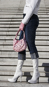 带手提包的白白靴子手袋粉色牛仔布女孩成人外观女性女孩们裤子楼梯图片