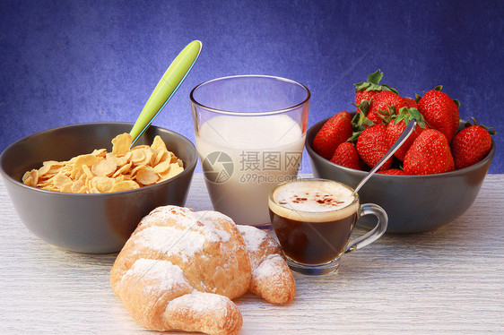 早餐飞碟杯子白色阳光盘子糕点营养玻璃桌布面包图片