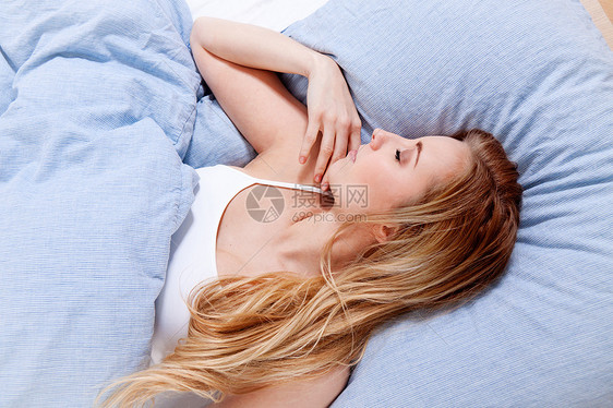 睡在蓝床上的睡美容图片