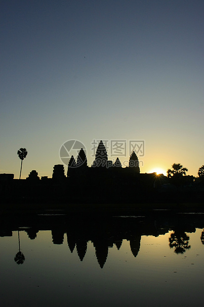 日出时的吴哥渡寺庙 柬埔寨暹粒纪念碑地标文化废墟建筑木头旅行反射橙子丛林图片