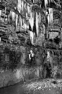 悬崖面的熔冰冰柱级联图片