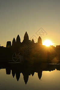 日出时的吴哥渡寺庙 柬埔寨暹粒文化地标世界太阳旅游旅行丛林橙子池塘废墟图片