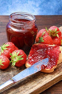 甜草莓果酱早餐水果覆盆子甜点环境玻璃烹饪浆果装罐食物图片