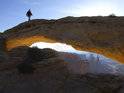 梅萨拱门 峡谷地国家公园 犹他州 美国太阳远足剪影侵蚀编队沙漠坑洞男人岩石红色图片