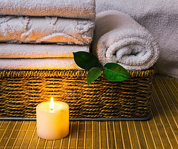 带毛巾和蜡烛的斯帕卵石卫生浴室药品草本植物治疗福利芳香烛光生活图片