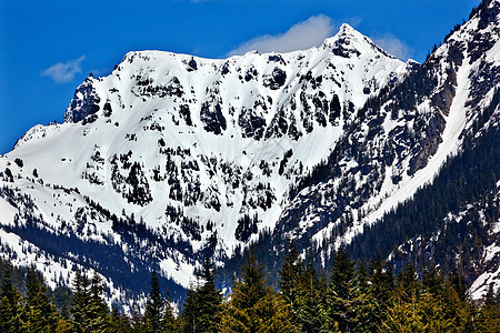 4月斯诺夸尔梅过华盛顿的奇卡明峰雪山背景图片