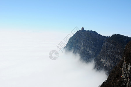 Moutains 顶部的景观薄雾峨嵋佛教徒白色旅行首脑建筑阳光蓝色图片
