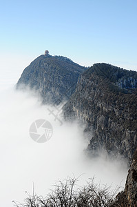 Moutains 顶部的景观建筑旅行峨嵋阳光蓝色佛教徒白色首脑薄雾图片