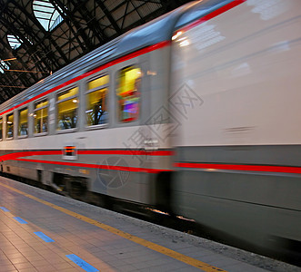 列火车通道通勤者车辆铁路旅行货物技术车皮游客车站图片