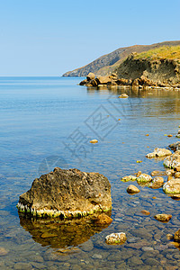 海岸的巨石波浪卵石地平线风景天空苔藓海景阳光海岸线海洋图片