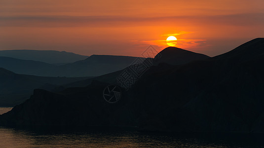 山岳和大海之间多彩的衰落日落假期海湾橙子情调异国涟漪风景海洋旅行图片