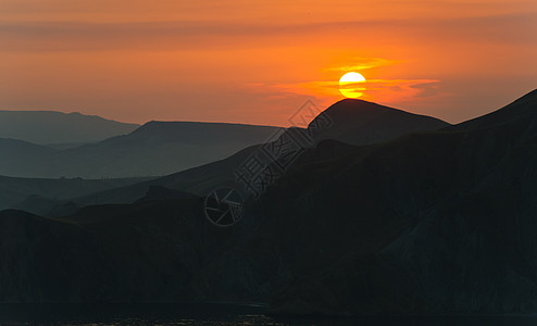 山岳和大海之间多彩的衰落涟漪沿海海景悬崖热带海湾天空太阳海岸线山脉图片