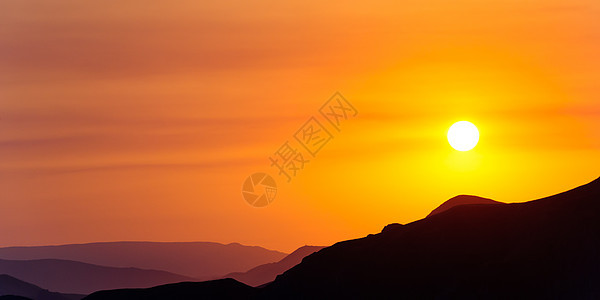 山上有许多多彩的山岳情调海岸线太阳活力黄色水平天空异国悬崖沿海图片