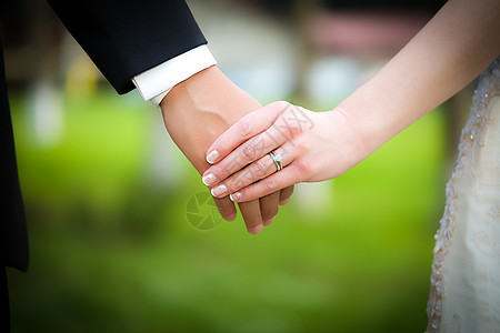 年轻已婚夫妇握手牵手仪式丈夫恋人女性手指女士热情女朋友妻子婚礼图片