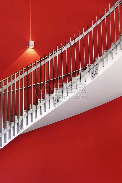 白色楼梯红色建筑栏杆扶手曲线建筑学圆形图片