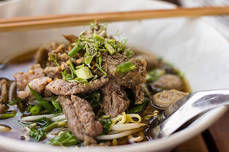 猪面汤猪肉绿色盘子美食烹饪蔬菜午餐白色筷子洋葱图片