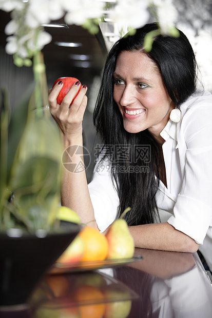 女人吃苹果水果女孩厨房微笑工作快乐女性手臂台面房子图片
