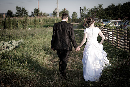 已婚年轻夫妇步行女士男人农村浪漫国家婚姻幸福夫妻新娘婚礼图片