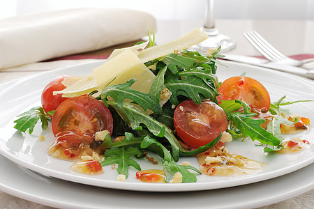 沙拉和樱桃番茄加辣椒酱美食蔬菜沙拉享受整理肥胖饮食接待平衡小吃图片