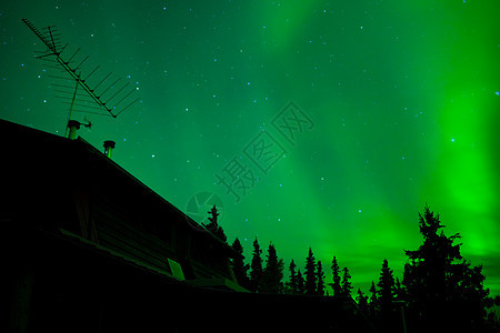 北光亚暴窗户夜空电离气氛宇宙星星粒子异国绿色房子图片