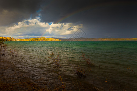 大湖上的彩虹和乌云旅行旅游风暴地平线波浪空气海滩天空反射日光图片