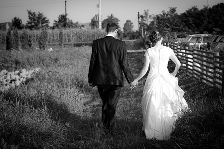 已婚年轻夫妇步行婚礼国家新娘女士夫妻婚姻浪漫男人农村裙子图片