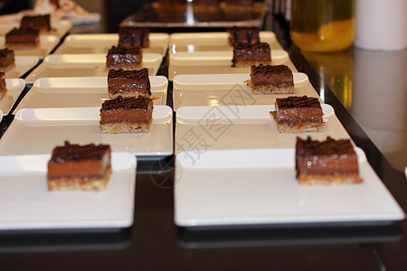 为巧克力蛋糕Louis准备甜点板 十五奶油状糕点焦糖美食餐厅巧克力面粉食物牛奶可可图片
