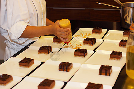 为巧克力蛋糕Louis准备甜点板 十五奶油状可可巧克力皇家牛奶餐厅奶油美食榛子焦糖图片